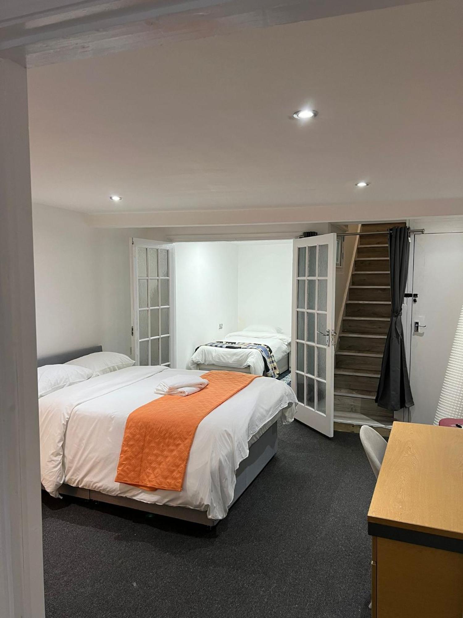Starlet Manor Park Apartment Лондон Екстериор снимка