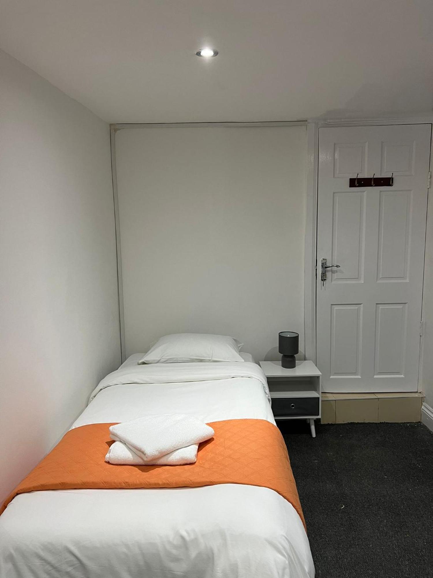 Starlet Manor Park Apartment Лондон Екстериор снимка