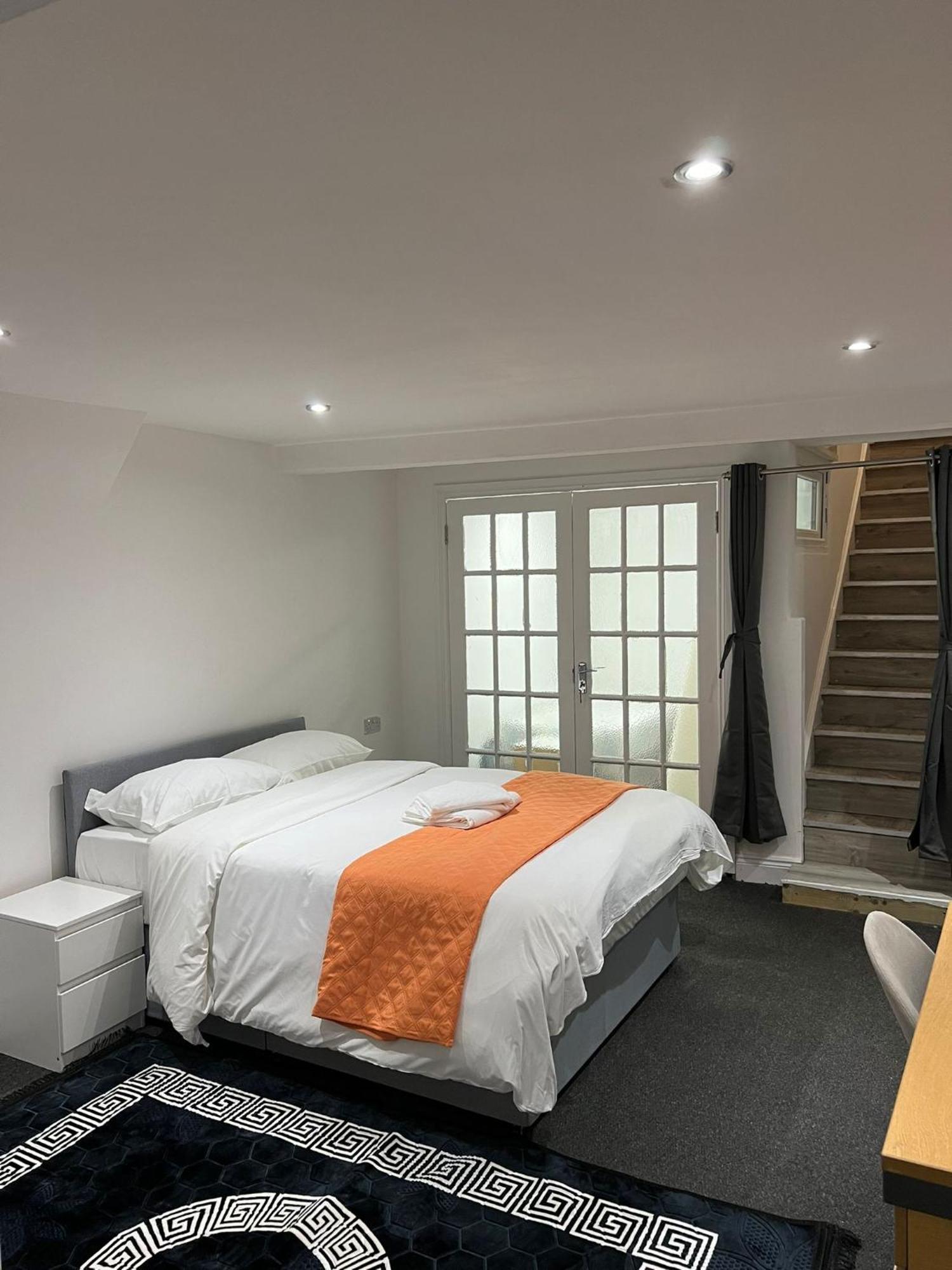 Starlet Manor Park Apartment Лондон Екстериор снимка